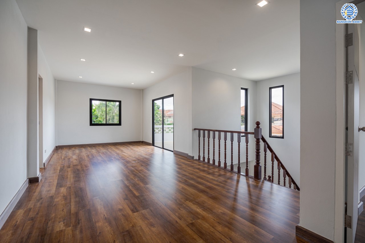 บ้านมือสองตกแต่งใหม่ ม.บ้านชมเพลิน เพชรเกษม หลังมุม เนื้อที่ 122 ตร.ว. ฟังก์ชันครบ 3 ห้องนอน 3 ห้องน้ำ 1 ห้องอเนกประสงค์ 2 ที่จอดรถ บนทำเลศักยภาพ เชื่อมต่อหลายเส้นทาง ใกล้เดอะมอลล์บางแค และรถไฟฟ้าสายสีน้ำเงิน "สถานีหลักสอง" รายล้อมด้วยสิ่งอำนวยความสะดวกครบครัน